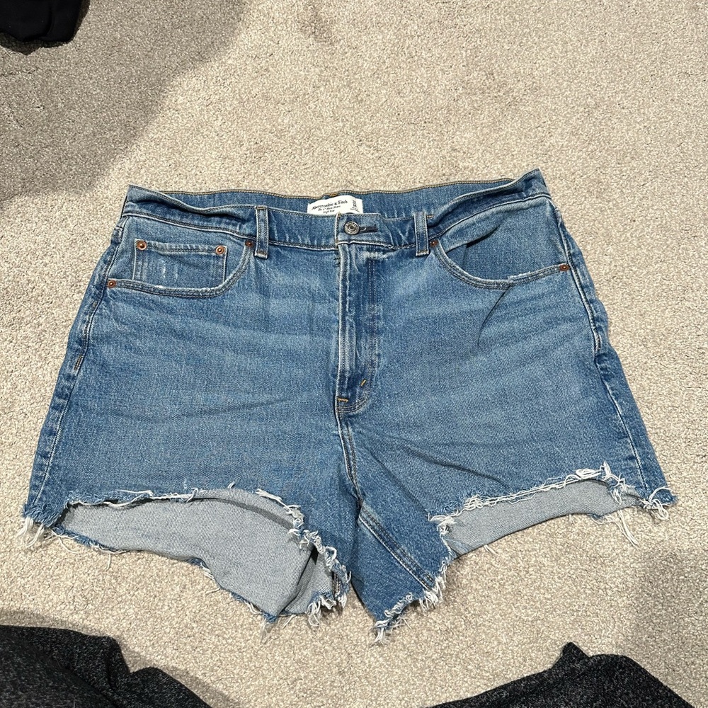Abercrombie 4” Mom Shorts